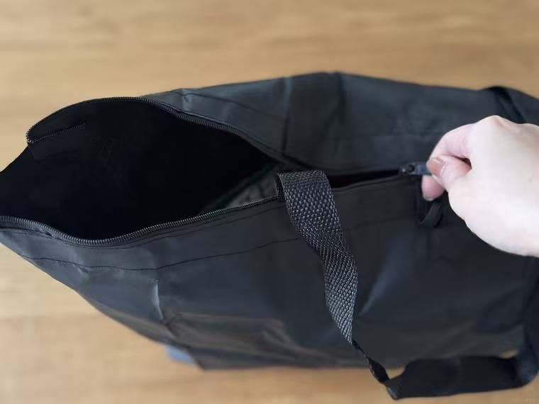 セリアのショッピングバッグ ファスナー付のファスナーを開けているところ