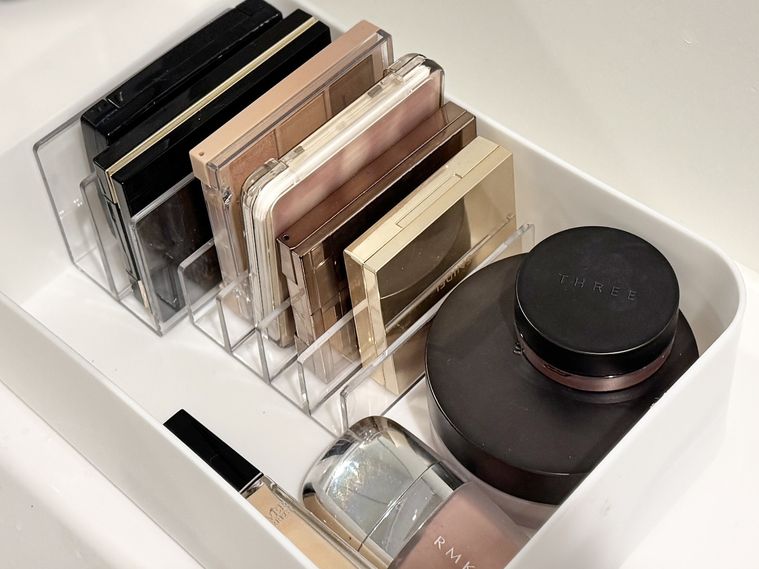 仕切りスタンドでコスメ類を整頓した様子