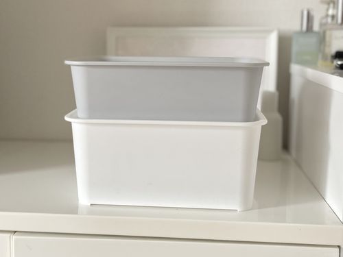 2つ積み重ねたセリアのフタ付プラBOX