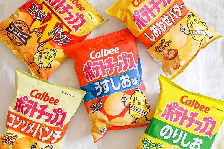 机に並べられたポテトチップス