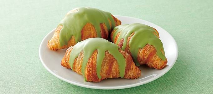 抹茶チョコがかかったクロワッサンが置かれている