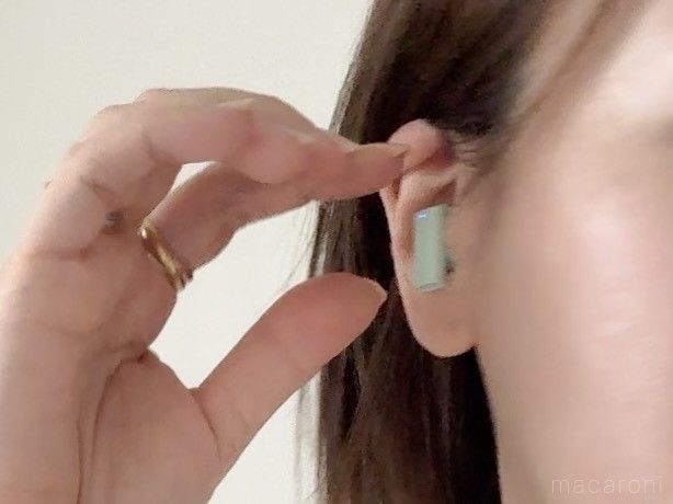 TWS005のイヤホンをつけて髪の毛を触ろうとしている様子