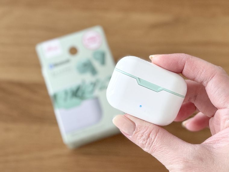 完全ワイヤレスイヤホン TWS005を手で持っている様子