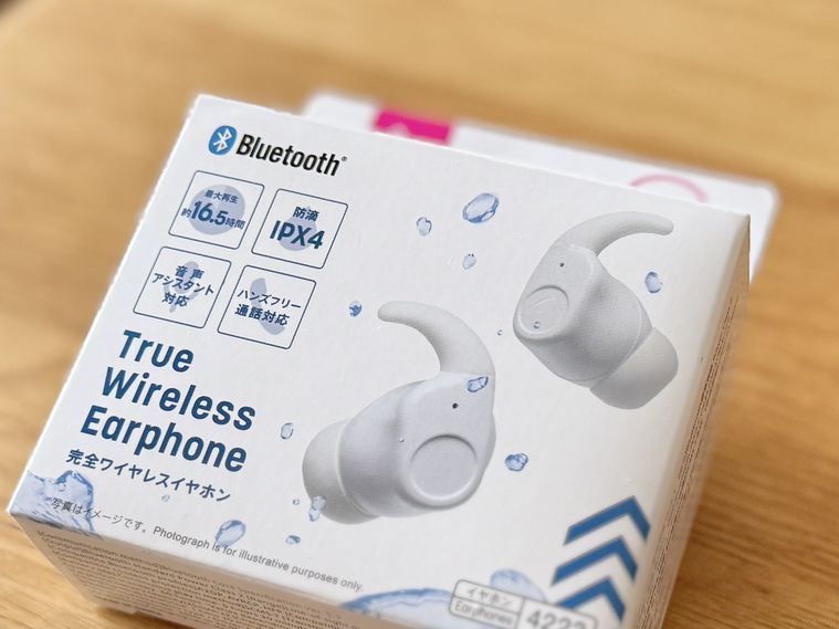 ダイソーTWS004のパッケージを斜めから