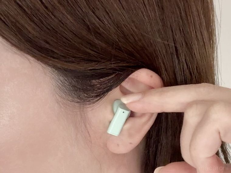 完全ワイヤレスイヤホン TWS005をタッチセンサーで操作する様子