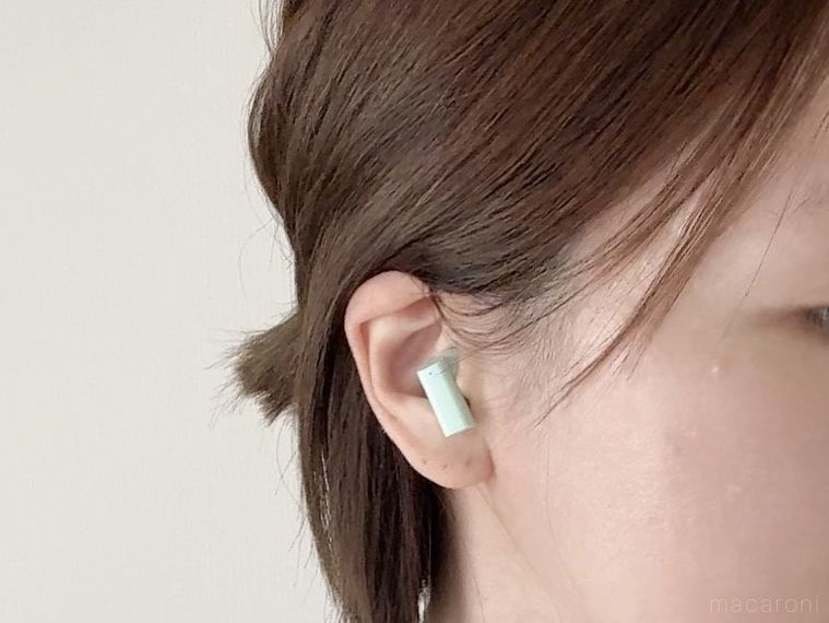 完全ワイヤレスイヤホン TWS005で音楽を聴いている様子