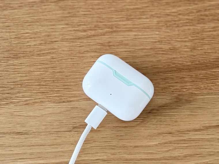 完全ワイヤレスイヤホン TWS005を充電している様子