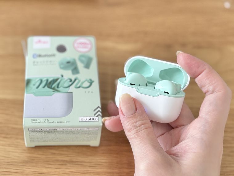 完全ワイヤレスイヤホン TWS005の蓋を開けた様子