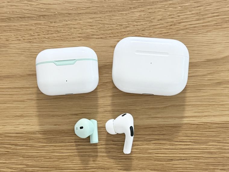 完全ワイヤレスイヤホン TWS005とAirpodsのイヤホンを並べた様子