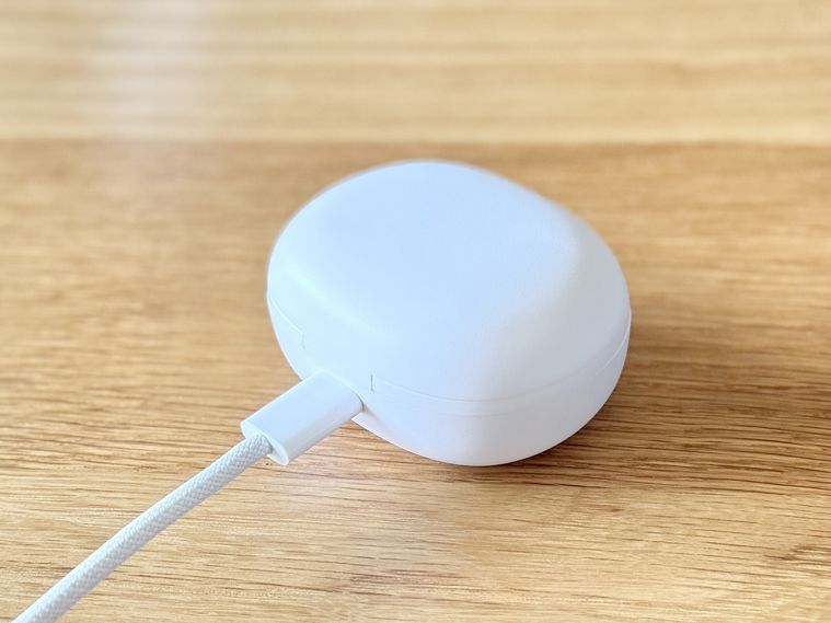 TWS004を充電している様子