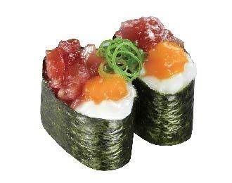 まぐろユッケと温泉卵がのった軍艦巻き