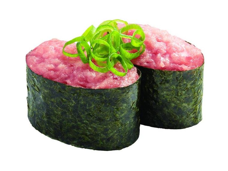 まぐろのたたきがのった軍艦巻