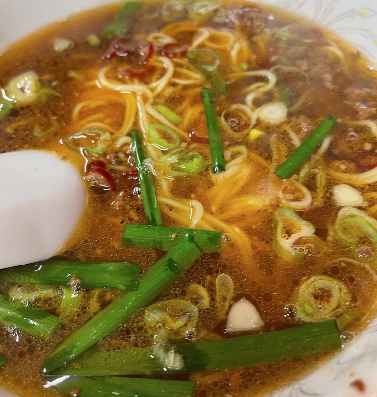 白い器の台湾ラーメン ニラ・唐辛子・刻みネギ・ミンチ