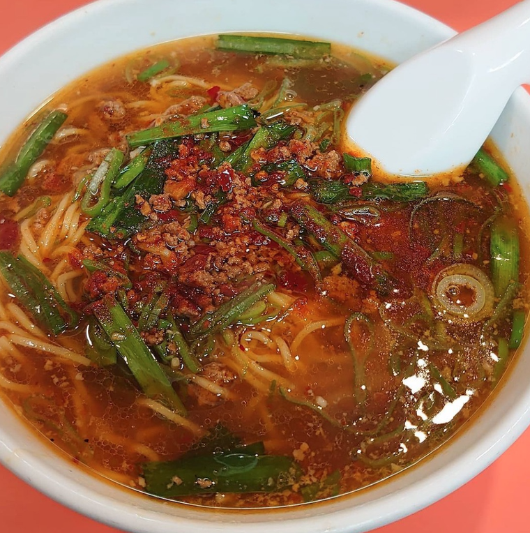 白い器に入ったニラと台湾ミンチがのる台湾ラーメン