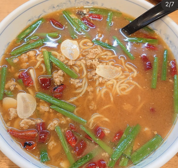 白い器ににんにく、唐辛子、ニラ、ひき肉が入った台湾ラーメン