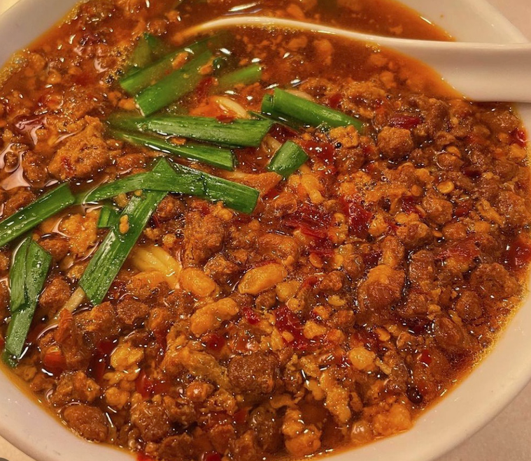 白い器にたっぷりの台湾ミンチ ニラと白いレンゲ