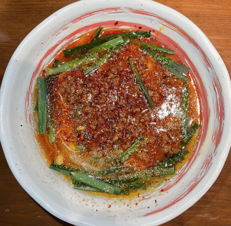白い器にミンチ 唐辛子 ニラが入った台湾ラーメン