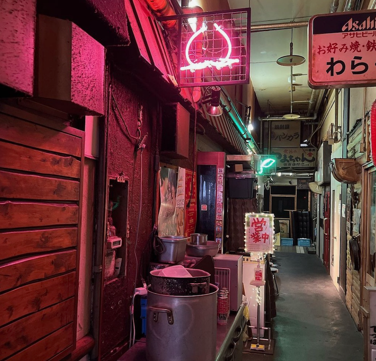 ピンクの桃のネオン 寸胴 営業中の張り紙