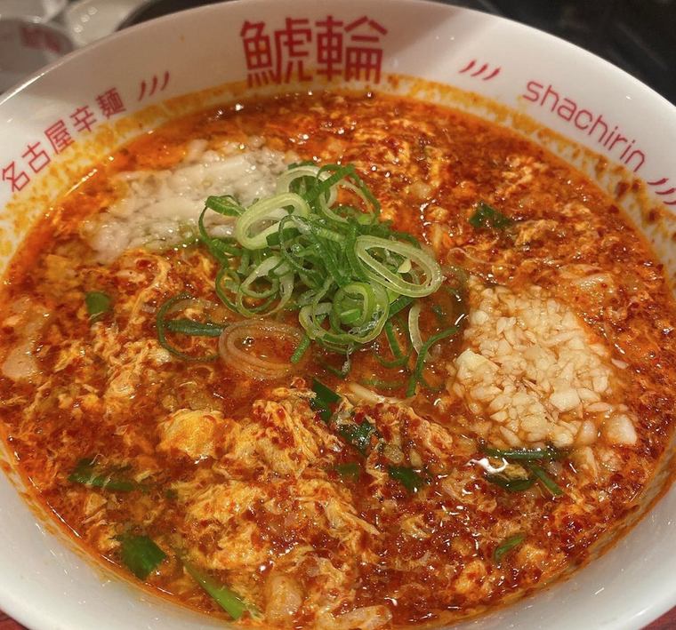 きざみねぎと唐辛子の赤いスープの旨辛にんにくラーメン