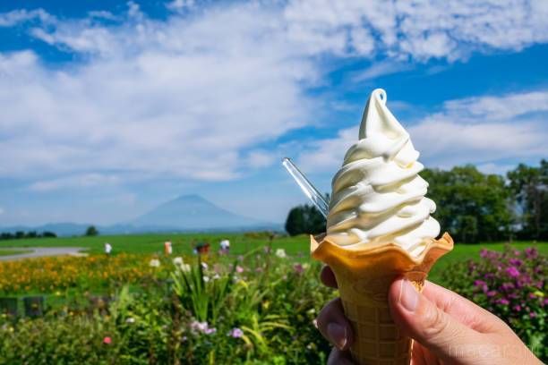 ソフトクリームを手で持っている