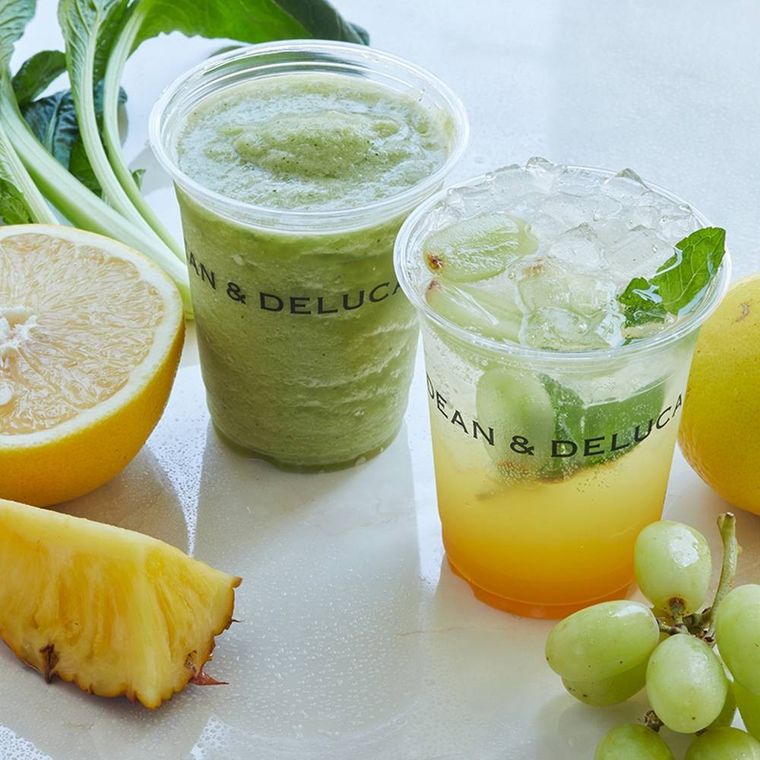 ディーン・アンド・デルーカのドリンクが2種並んでいる様子