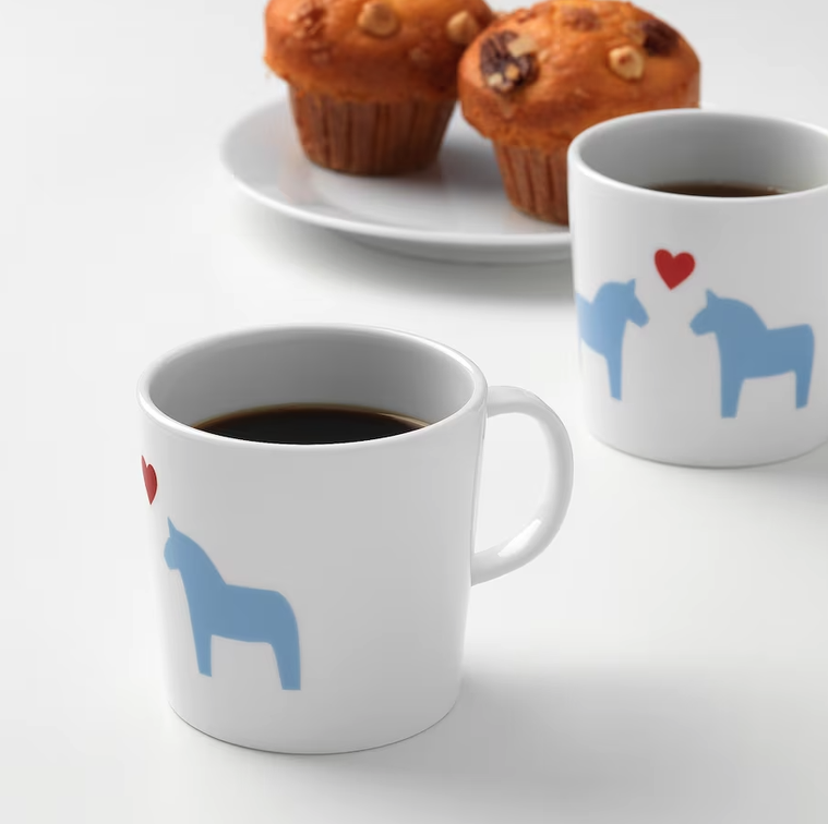 イケアのマグカップとマフィンが並ぶテーブル