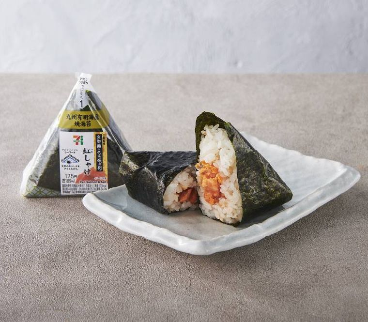 炭火焼熟成紅しゃけのおにぎりが置かれている