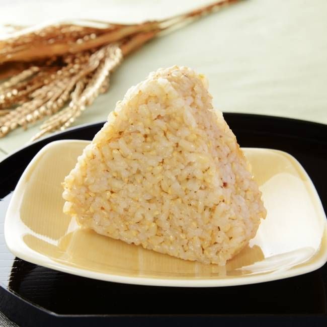 皿の上におにぎりが置かれている