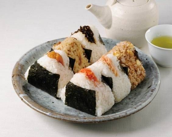 皿の上におにぎりが6個置かれている