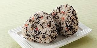 梅ひじきおむすびが置かれている