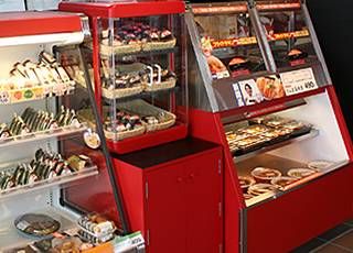 ホットスナックやおにぎりなどが置かれたコーナー