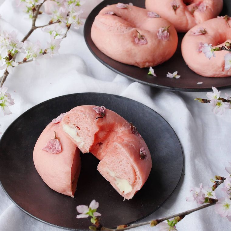 皿の上に桜ベーグルが置かれている