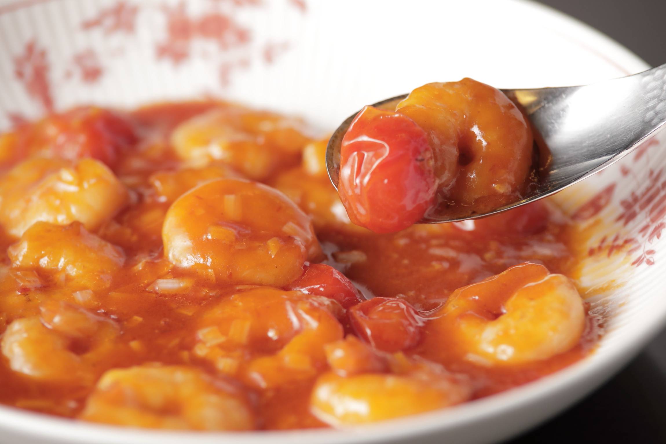 【シェフ直伝】エビチリのレシピ。4つのコツで簡単にお店の味に - macaroni