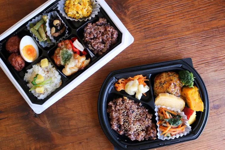 2種類のお弁当が置かれている