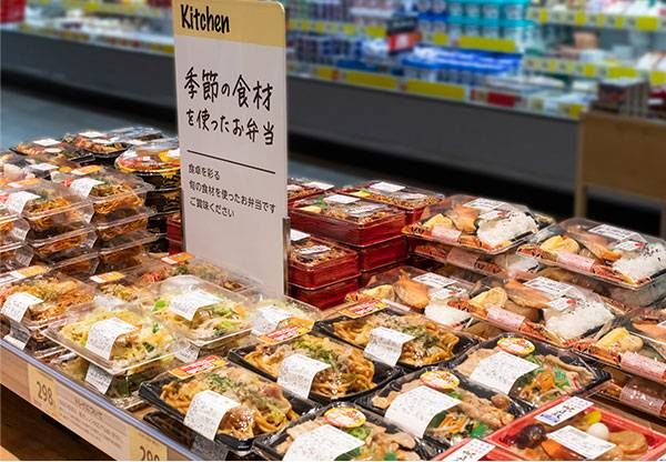 スーパーに数種類のお弁当が陳列されている