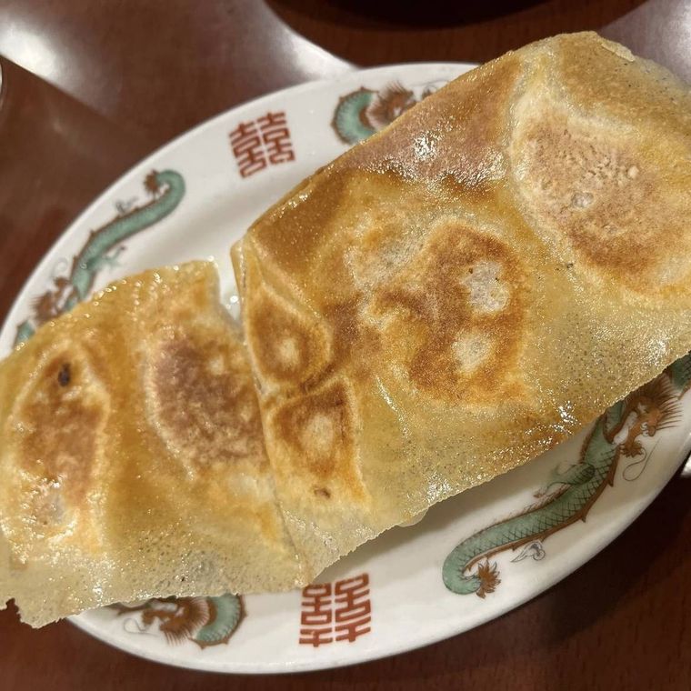 こんがり焼かれた金春の羽付焼餃子