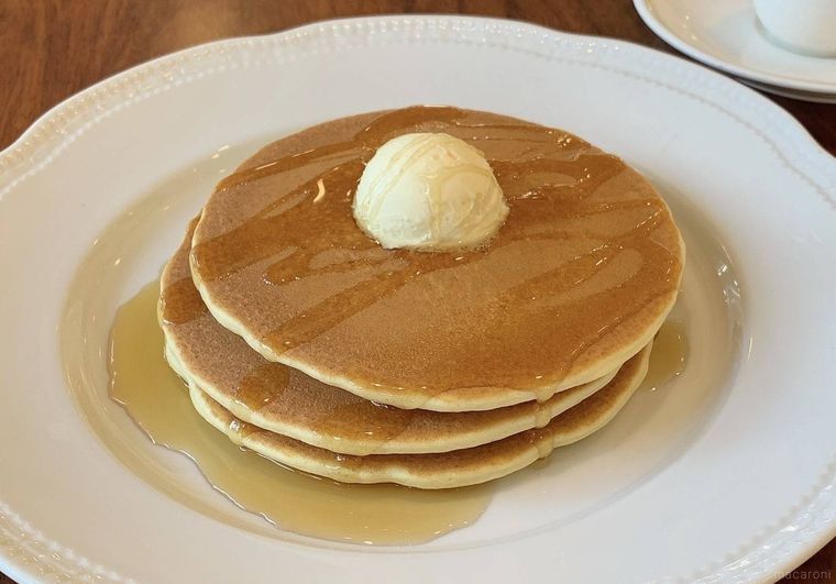 皿に盛りつけられたパンケーキ