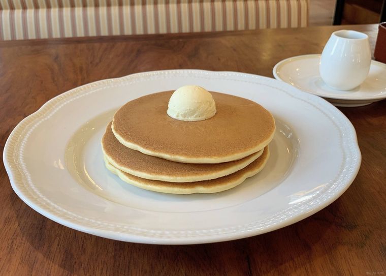 皿に盛りつけられたパンケーキ
