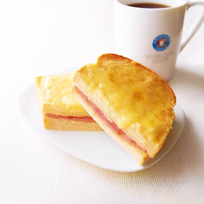 皿に盛られたクロックムッシュ