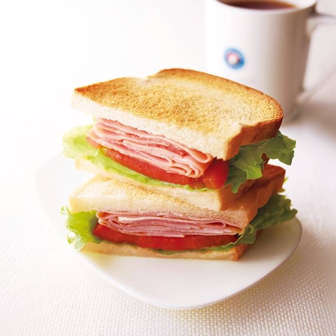 ハムやレタスなどが挟まったサンドイッチ