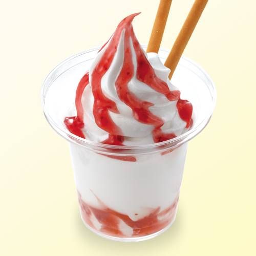 ベリーソースがかかったソフトクリーム