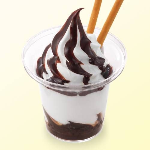 チョコレートソースがかかったソフトクリーム