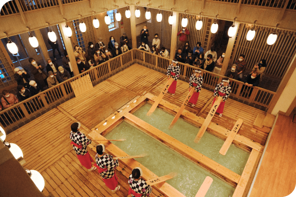 湯もみを観光客が眺めている