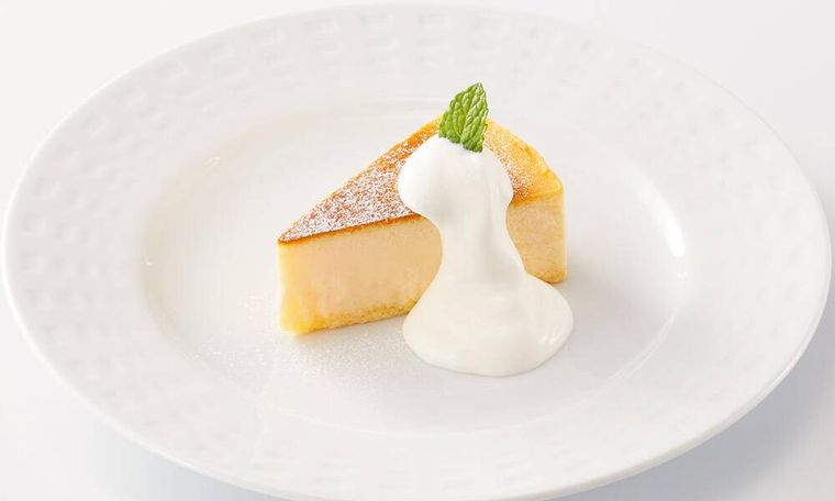 皿に盛られたベイクドチーズケーキ