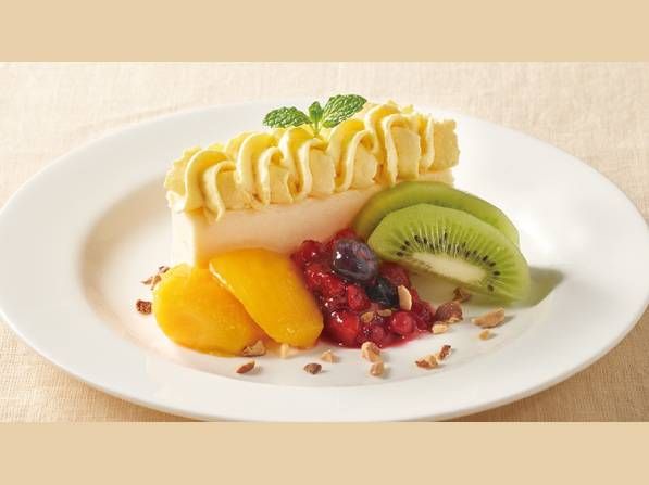 フルーツが添えられたフローズンチーズケーキ