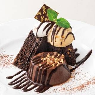 ガトーショコラ、チョコプリン、バニラアイスなどが盛り合わせになっている