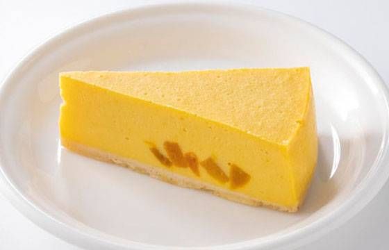 皿に盛られたかぼちゃのチーズケーキ