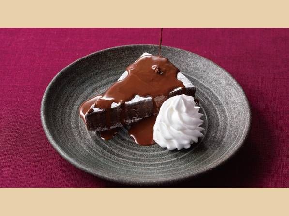 皿に盛られたチョコレートケーキ