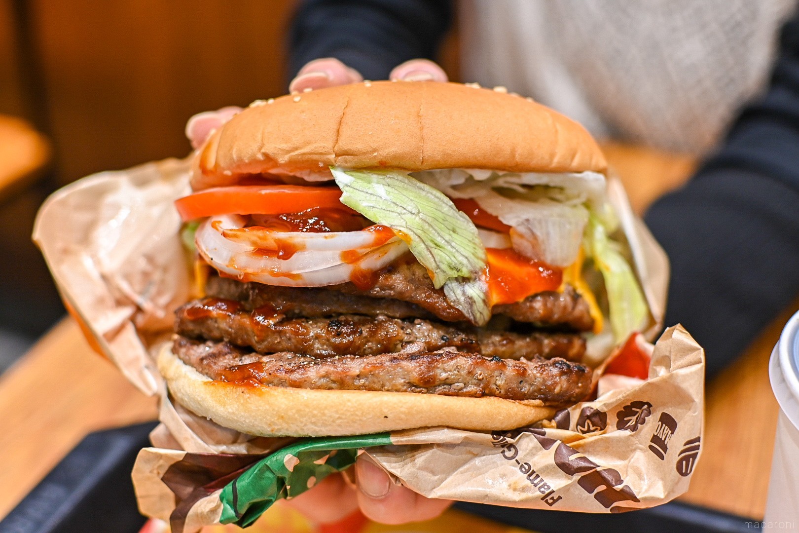 バーガーキング®新作。SNS騒然「ストロング ザ・ワンパウンダー」を食べた結果… macaroni