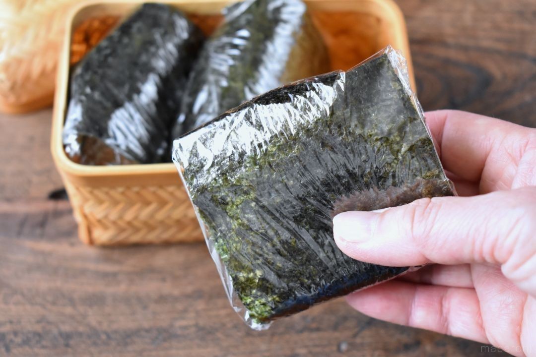 ラップだけで海苔パリパリ!おにぎりの包み方に「簡単すぎる」「感動」の声 - macaroni